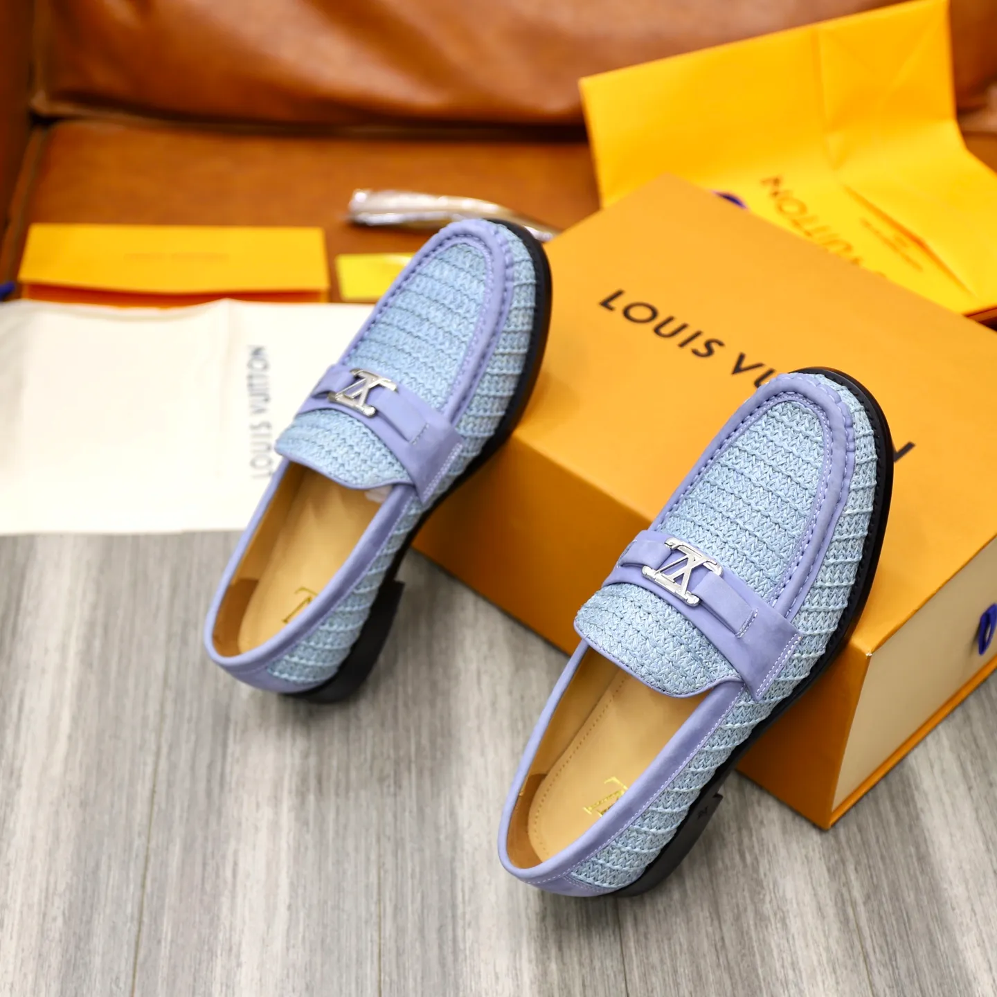 Men's Men's Shoes💰💰920LV Louis Vuitton Slip-on Loafers, top quality products from Guangzhou, ready for sale! This LV Glove loafer is made of selected soft cowhide, with a slightly wrinkled leather surface and a very high-end texture. Each pair is unique. The leather surface is light and soft, with a fine texture and good luster. It is a classic loafer style, with exquisite handmade mark stitching on the toe, and a square toe configuration to highlight the classic style. The horizontal band has hot-printed LV three-dimensional letters, semi-solid handcrafts and a genuine leather outsole, and a rubber patch on the heel to create wear-resistant performance and comfort. One of the must-have loafers for men! Comes with full original packaging! Code number: 38-39-40-41-42-43-44 (38, 45, 46 customized) standard leather shoe code